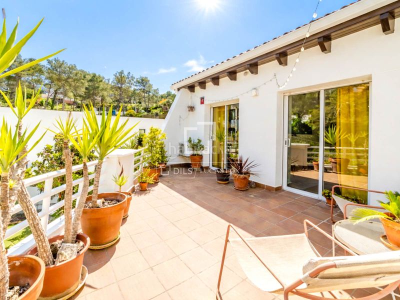 Foto 51726eec-daf0-4651-846e-d95ead49acd3. Chalet casa familiar con jardín y piscina en venta , sitges en Olivella