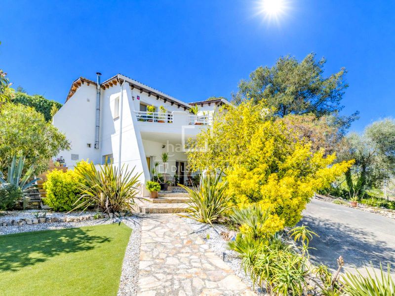 Foto 572cf135-dfcc-48b1-bf99-32a750ac048a. Chalet casa familiar con jardín y piscina en venta , sitges en Olivella