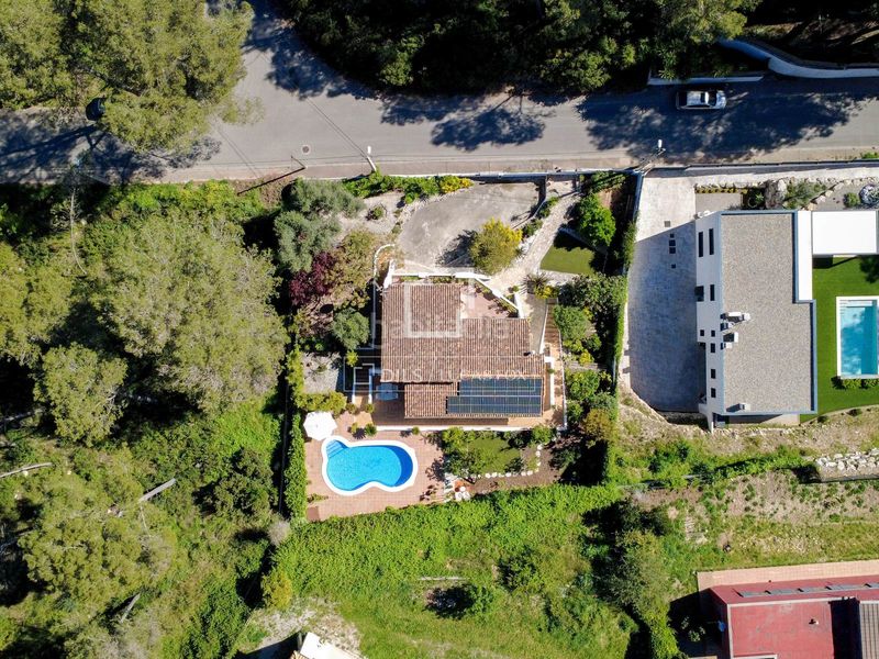 Foto 5ccba896-a174-4b9e-a531-58df3de0f659. Chalet casa familiar con jardín y piscina en venta , sitges en Olivella