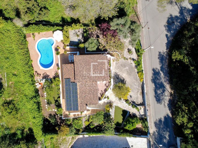 Foto 8cd48e42-6c4f-43e3-8495-e6b725f01bab. Chalet casa familiar con jardín y piscina en venta , sitges en Olivella