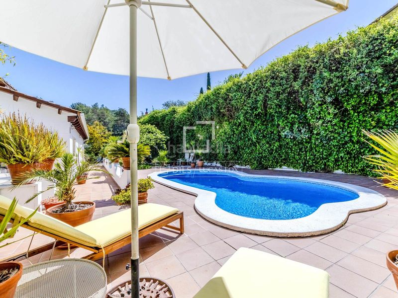 Foto 9d5afb9e-6ad2-4365-b901-7b47f9945e12. Chalet casa familiar con jardín y piscina en venta , sitges en Olivella