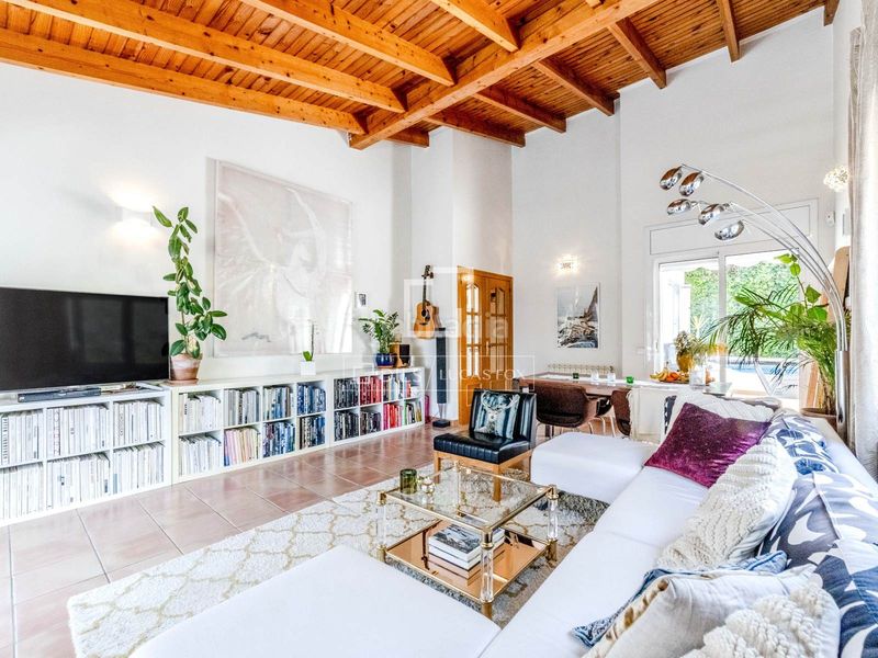 Foto b900b55b-807c-4e6a-a15a-1757eaa33a08. Chalet casa familiar con jardín y piscina en venta , sitges en Olivella