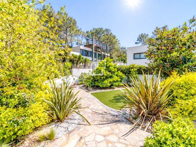 Foto de01800d-a344-4823-a3fa-4249b2486599. Chalet casa familiar con jardín y piscina en venta , sitges en Olivella