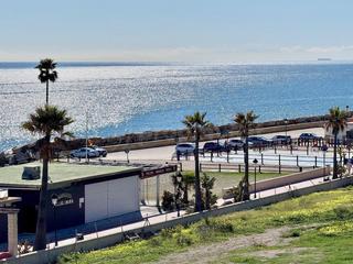 Pis a Puerto de la Duquesa. Apartamento en primera línea de playa con vistas al mar  marina