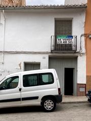 Casa  Carrer nou 24. En la calle principal