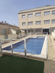 Pis  Carrer de república. Planta baja con patio privado y piscina comunitaria