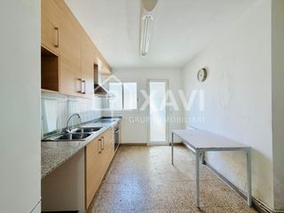 Appartamento  Carrer de cervantes. 4 habitaciones, luz y una amplitud difícil de encontrar en pleno