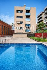 Piso  Carrer de girona. Exclusivo en poble sec, terraza,piscina, parking y trastero