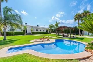 Chalet in Las Bayas. Villa del 2022 en una sola planta con 5 dormitorios y piscina pr