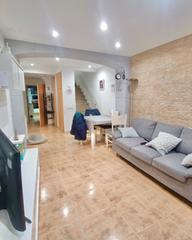 Casa adossada a Arboç (L´). En el centro con cinco dormitorios y tres baños