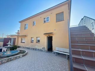 Maison à Santa Oliva. De dos plantas independientes, siete habitaciones y dos baños