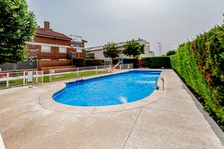 Rez-de-chaussée  Calle estonia 8. Bajo con espectacular jardín privado (64m²) y piscina.