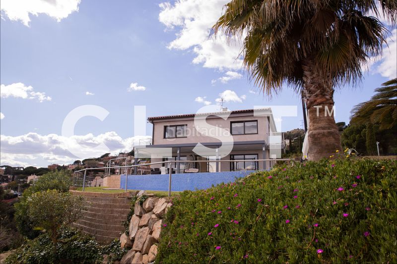 Foto 0d7e3891-6189-42be-8ddd-98f3cbc26659. Lloguer casa amb xemeneia calefacció aparcament piscina a Alella