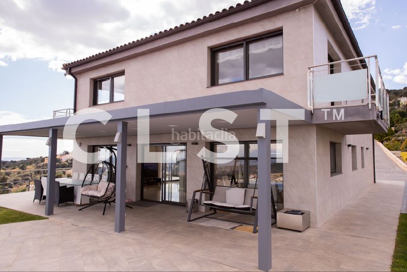 Foto a82a1c3b-f489-4411-a193-b41787217c4a. Lloguer casa amb xemeneia calefacció aparcament piscina a Alella