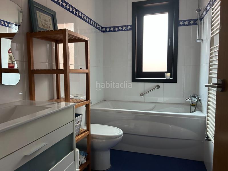 Foto 16b6bbcb-f409-4ce6-9b9b-ea3fb66bdc68. Casa bifamiliare con riscaldamento parcheggio piscina in Ferrol
