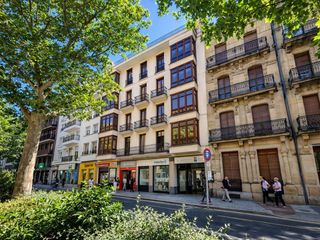 Appartamento in Paseo Sagasta. Vivienda señorial con gran terraza privada en el corazón del pas