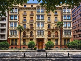Piso en Paseo Sagasta. Vivienda única en finca histórica con piscina y garaje!