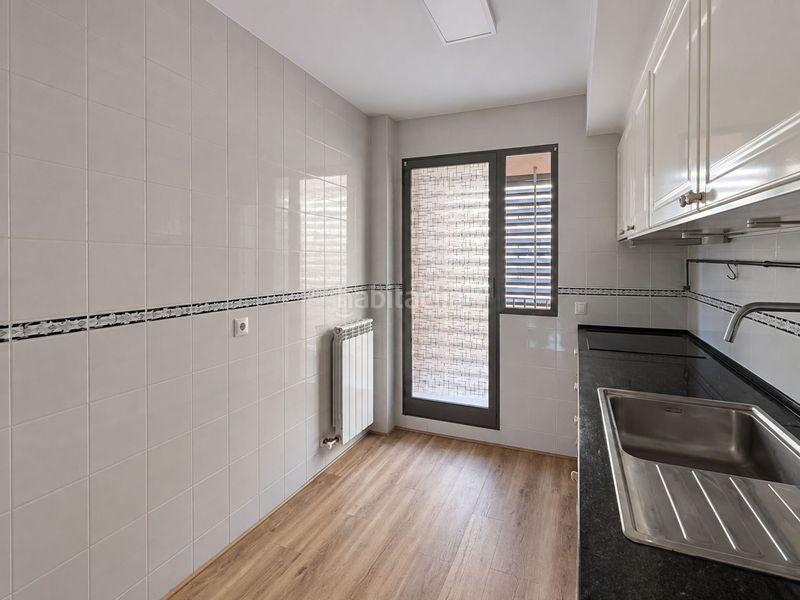 Foto 622fd2c8-8266-4b5d-9f26-fdaa7dd31a65. Piso vivienda familiar con piscina y amplias zonas comunes en actur! en Zaragoza