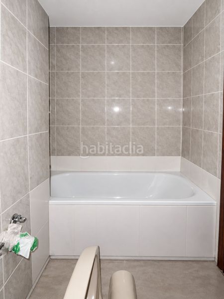 Foto 75b1e0be-26fe-467e-bbe2-3fb83da49076. Piso vivienda familiar con piscina y amplias zonas comunes en actur! en Zaragoza