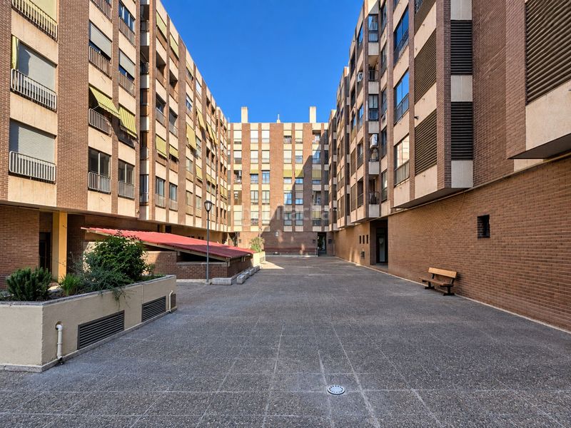 Foto be4dff53-b144-473d-a3c1-53f70e37183d. Piso vivienda familiar con piscina y amplias zonas comunes en actur! en Zaragoza