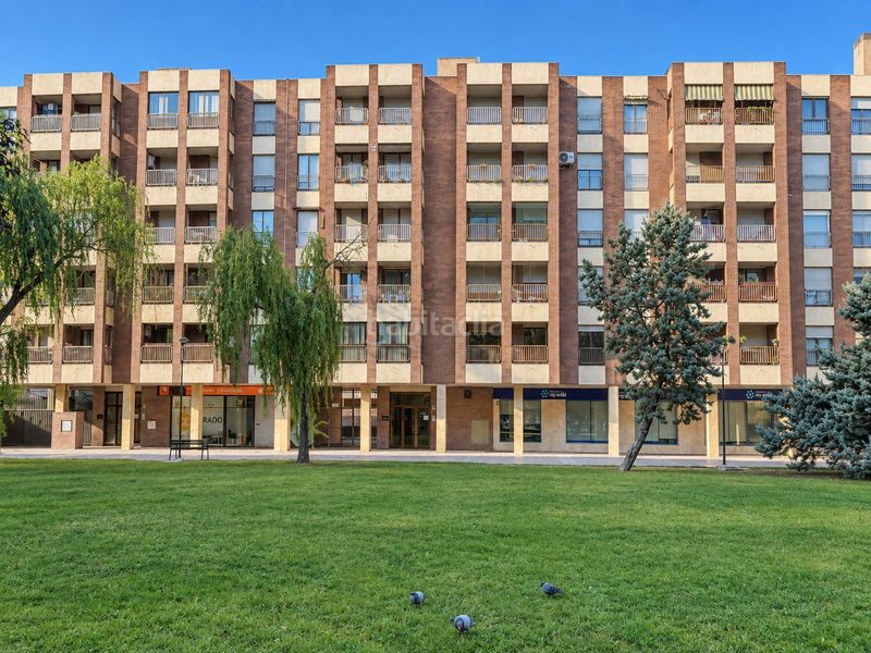 Foto e54f617f-51c2-447c-b029-5df36ac12863. Piso vivienda familiar con piscina y amplias zonas comunes en actur! en Zaragoza
