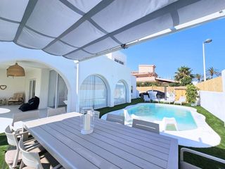 Chalet in Entremares. Lujo frente al mar  moja tus pies al salir de tu nuevo hogar