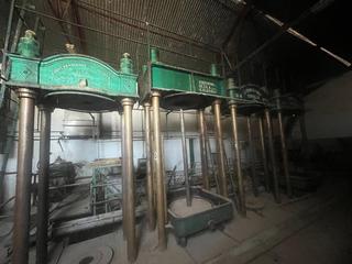 Nau industrial a Totana. Almazara tradicional con vivienda y parcela de 13.000 m2