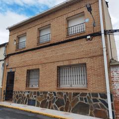 Casa a Calle los morales 81. Casa con jardín y piscina en el casar de escalona,