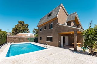 Casa a Avinguda de la Llum .