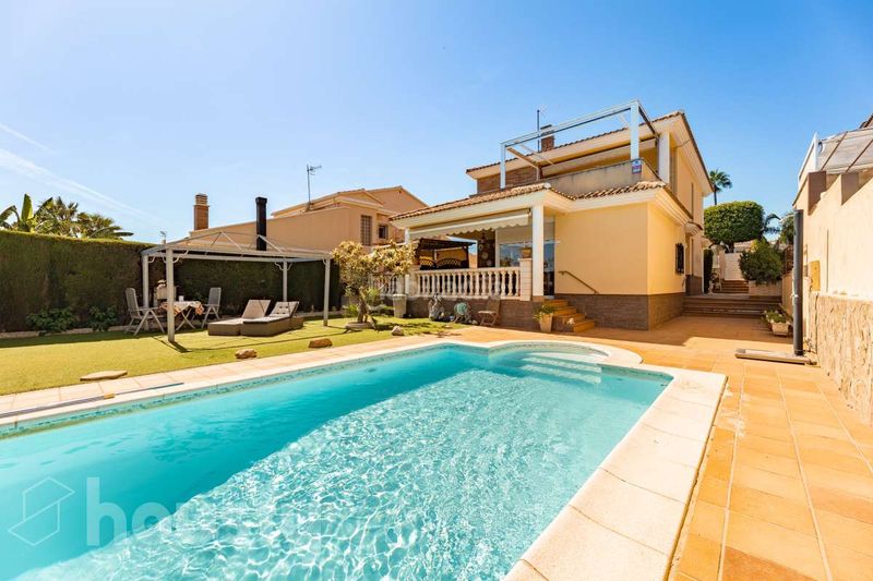 Foto fb077092-a6ff-4dfb-94f9-4fcf314f82d3. Casa amb calefacció aparcament piscina a Mas Mel Calafell