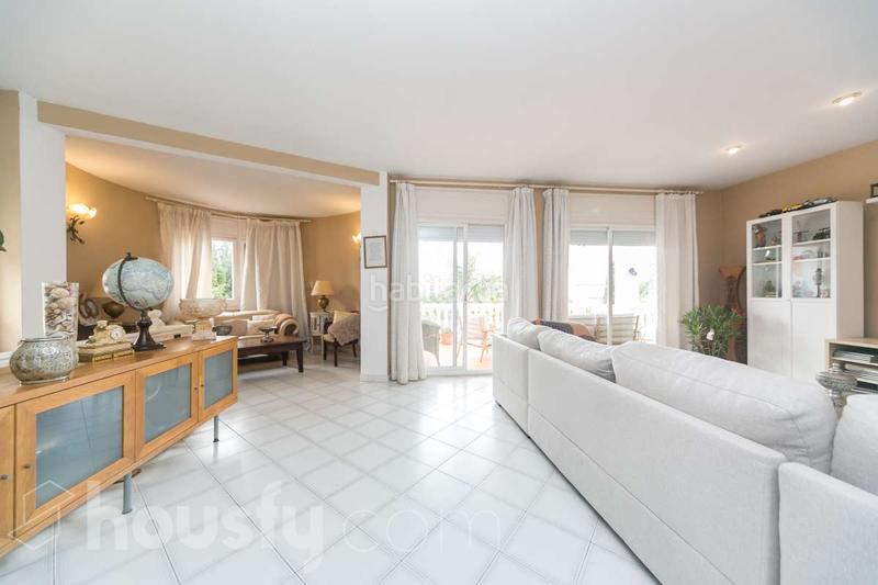 Foto 1c10ecf5-d09d-4a1d-a0a3-ede0338d9e65. House in carrer sardana . in Levantina - Montgavina - Quintmar Sitges