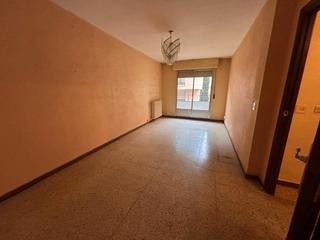 Etagenwohnung in Carretera de ledesma 104. Piso para reformar con plaza de garaje opcional