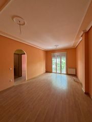 Etagenwohnung en Valdepe�as. Piso exterior y confortable con cochera y trastero