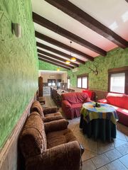 Chalet in Viso del Marqués. Una espaciosa propiedad con piscina y estancias llenas de color