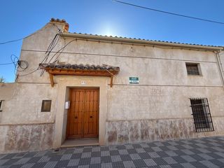 Casa a Moral de Calatrava. Casa tradicional con patio y gran potencial