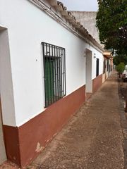 Casa a San Carlos del Valle. Propiedad con estancias amplias, patio, corral y pozo