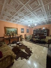 Casa en Valdepe�as. Vivienda con estancias amplias y grandes posibilidades
