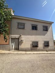 Casa a Alcubillas. Casa unifamiliar con gran potencial y opción de ampliación