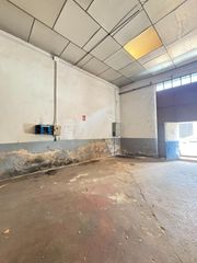 Industrial plot in Valdepeñas. Excelente nave industrial diáfana con área de oficinas y servici