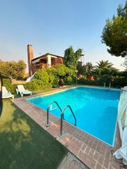 Haus en Valdepe�as. Casa de campo con terreno y piscina