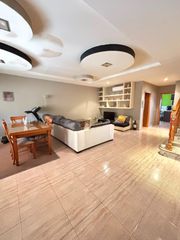 Haus en Valdepe�as. Estupenda vivienda del a�o 2008 con grandes calidades