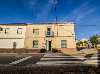 Haus en Alcubillas. Venta de casa adosada orientada al sur con amplias estancias y p
