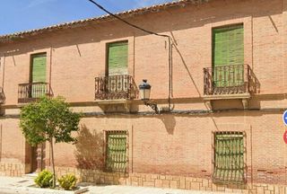 Casa a Torrenueva. Casa tradicional de gran superficie para rehabilitar en el centr