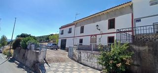 Casa a Calzada de Calatrava. Casa en venta con gran patio exterior, espacios amplios y salón