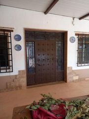 Chalet in Valenzuela de Calatrava. Chalet independiente en parcela en almagro