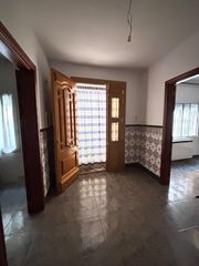 Casa in San Carlos del Valle. Venta de casa distribuida en tres plantas con azotea
