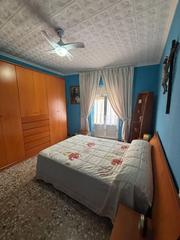 Casa en Valdepeas. Se vende casa con cochera amplia cntrica