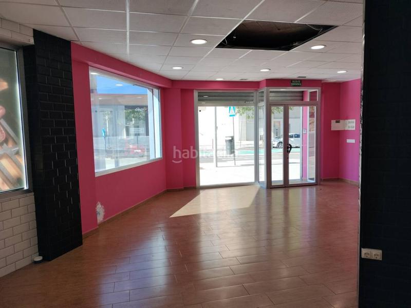 Foto dc7caf2f-5467-4692-a697-723a0981b2d6. Alquiler local comercial en d´atenes-04 23 local comercial rotonda parc central en Torrent