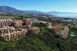 Planta baja en La Duquesa. Elegante apartamento amueblado de 3 dormitorios en planta baja