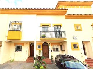 Casa adossada a Zona de Punta Plata. Casa adosada a tan solo 50 metros de la playa en estepona